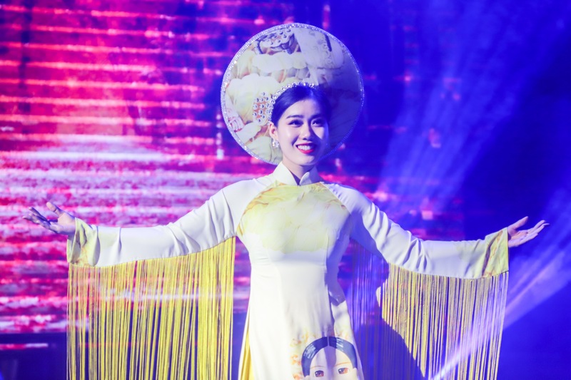 Ao Dai and Bikini Show