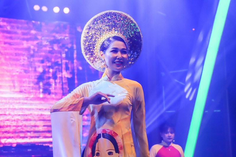 Ao Dai and Bikini Show