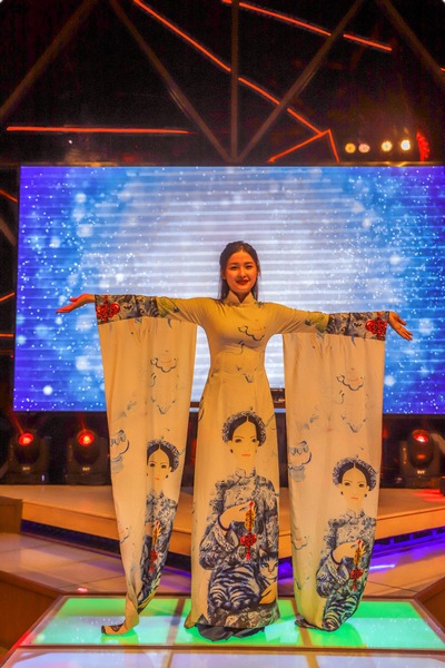 Ao Dai and Bikini Show